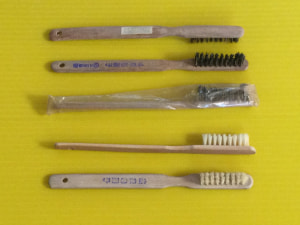 図28　木製（上）・竹製（下）の歯ブラシ